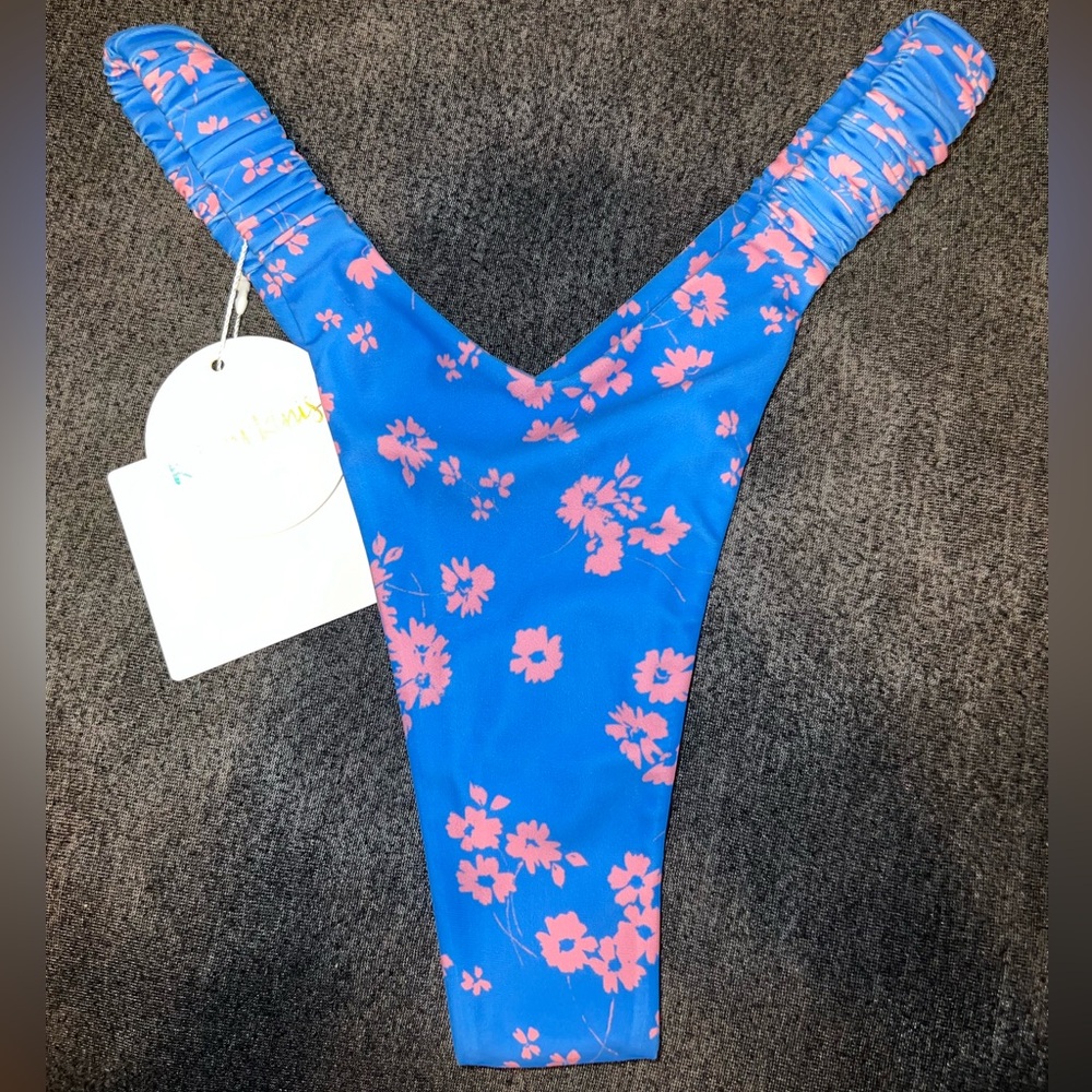 Kulani Kinis retro Y thong in beachside bloom